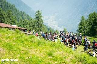 Oben angekommen erklärt Stefano was uns im folgenden Trail erwartet – wenig Kurven und rutschiger Boden, trifft auf steiles Gefälle.