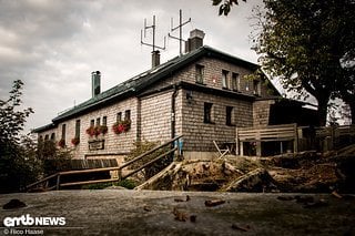 Das Kösseinehaus – höchstgelegene bewohnte Hütte im Fichtelgebirge – trohnt hoch oben auf dem Berg