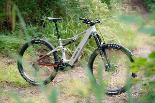 Der Aluminium-Rahmen besticht mit polierten Schweißnähten und einer Optik, die nahe am Carbonrahmen ist. Der Aluminium-Rahmen besticht mit polierten Schweißnähten und einer Optik, die nahe am Carbonrahmen ist.