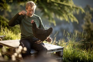 Ob das Huhn weiß, was dieser Wurm gefressen hat?