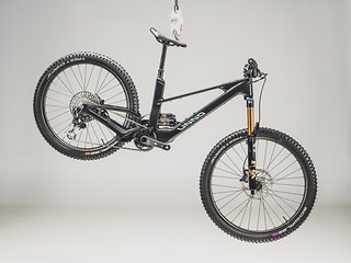 Das Unno Mith gibt es nun in einer streng limitierten Factory Feather Edition, die leichtbaumäßig noch einmal viel ausreizen soll.