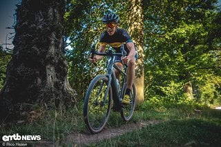 Auch moderaten Trails hat unser Tester sichtlich viel Spaß