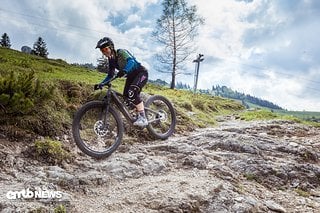 Dank des potenten Fahrwerks stellen auch größere Steinfelder kein Problem dar