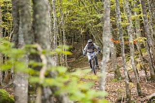 Stage 3 und 4 verliefen durch einen Wald und boten Loamer, Steine und Kurven. Stage 3 und 4 verliefen durch einen Wald und boten Loamer, Steine und Kurven.