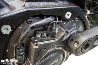 Hier sind alle Kabel sauber zwischen Motor und Rahmen verlegt