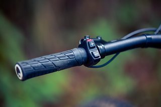 Die i-Remote von BH Bikes verfolgt einen minimalistischen Ansatz, kann aber drahtlos für Auskunft über weitere Fahrdaten mit Garmin Geräten gekoppelt werden.