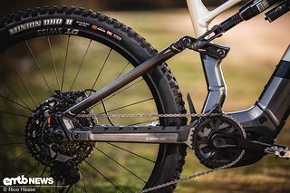 Die Geometrie fällt ziemlich abfahrtlastig aus. Wobei die kurzen Kettenstreben dem E-Enduro viel Agilität verleihen.