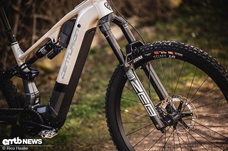 An der Front ist eine RockShox Zeb Ultimate mit 170 mm Federweg verbaut.