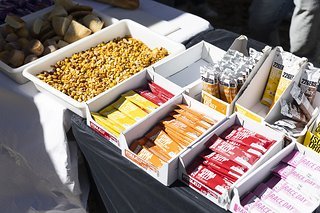 Mittags gab es natürlich wieder jede Menge Essen und Energieriegel. Mittags gab es natürlich wieder jede Menge Essen und Energieriegel.