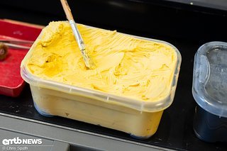 Sieht aus wie Butter, kommt aber nicht aufs Pausenbrot, sondern die Verzahnung der Zahnräder.