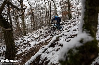 Macht einen Heidenspaß: Mit dem E-Mountainbike durch die verschneite Winterlandschaft brettern