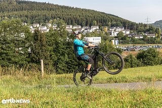 Kontinuierlich weiter pedalieren, Blick nach vorne! Merke: Stets einen Finger an den Bremsen halten, droht der Abflug nach hinten, ziehe die Hinterrad-Bremse!