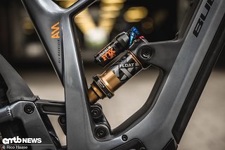 Glätteisen: Am neuen 4-Link-Swingarm bügelt ein Fox Float X Factory Dämpfer mit 150 mm Federweg euch die Falten aus dem Trail.