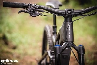 Der Focus-eigene Vorbau trägt einen stabilen Race Face Atlas-Lenker mit 780 mm Breite.