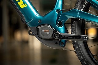 Verbaut wurden der Bosch Performance CX mit jetzt bis zu 100 Nm und eine ins Unterrohr integrierte Powertube mit 800 Wh Kapazität, die durch einen 250 Wh Ranger-Extender erweitert werden kann. Verbaut wurden der Bosch Performance CX mit jetzt bis zu 100 Nm und eine ins Unterrohr integrierte Powertube mit 800 Wh Kapazität, die durch einen 250 Wh Ranger-Extender erweitert werden kann.