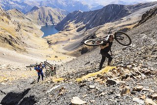 „E-Bike schultern? Biste deppert?!“ – dachte ich vor der Trans Nomad. „E-Bike schultern? Biste deppert?!“ – dachte ich vor der Trans Nomad.