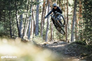 Die Ausstattung hat unseren Fahreindruck vom Slash+ stark geschmälert – wer hier aber etwas investiert, bekommt ein spritziges Bike, das gerne eines will: Noch schneller fahren.