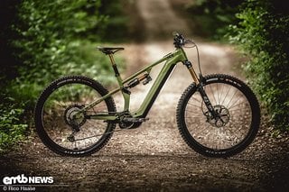 Wer ein top ausgestattetes E-Enduro sucht und nichts mehr umbauen möchte, findet im Cube Stereo Hybrid ONE55 TM für 7.999 € (UVP) ein ideales Bike.