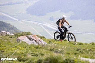 Die bequeme Sitzposition und der kraftvolle Motor machen im Uphill mächtig Spaß