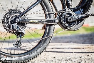 Der Antrieb: SRAM X01 Schaltwerk und Kassette, Praxis e-Carbon Kurbel,  Kettenführung von MRP