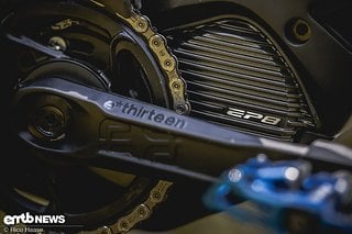 Rotwild setzt im R.X735, entgegen dem bekannten Brose Drive S Mag, jetzt auf einen Shimano EP8-Motor, der 85 Nm max. Drehmoment leistet, eine kompakte Bauform und in Sachen Haltbarkeit eine hohe Akzeptanz besitzt.