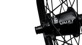 Race Face vertraut auf die bauchigen Vault-Naben mit Stahl-Achsen und 3° Eingriffswinkel am Freilauf.