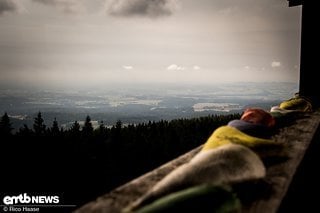 Vom 30 m hohen Aussichtpunkt schauen wir fast bis zum Großen Arber im Bayrischen Wald.