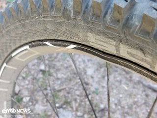 Da hat die Mavic E-Deemax Felge einen Schlag abbekommen. Dem Reifen und Schlauch hat es aber nicht geschadet.