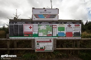 Auf dem Gipfel steht ein großes Schild mit allen möglichen Informationen zu dem Bikepark den Trails