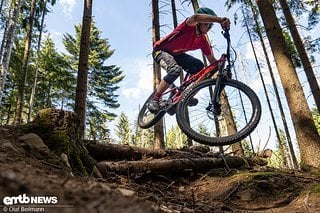 Das definierte Fahrwerk steht dem E-All-Mountain gut und lädt zum Spielen ein