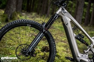 170 mm Federweg bietet die RockShox Zeb-Federgabel an der Front