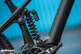 Am Heck sorgt ein sensibler Stahlfederdämpfer von RockShox für Traktion und Komfort