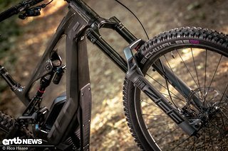 Am Topmodell „Team“ kommt ein RockShox-Fahrwerk, bestehend aus Zeb Ultimate-Federgabel und Super Deluxe Ultimate-Dämpfer, zum Einsatz.