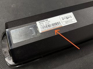 Die Seriennummer soll über das Formular auf der Rückrufseite abgeglichen werden, um betroffene Akkus zu identifizieren.
