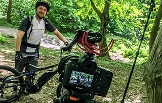 Mit Videoequipment im Wald