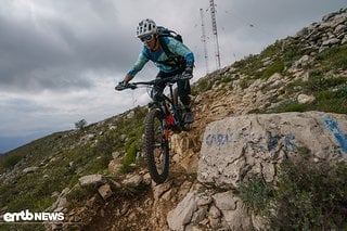 Auf dem Cabanelles – schroffe Steine prägen den Trail