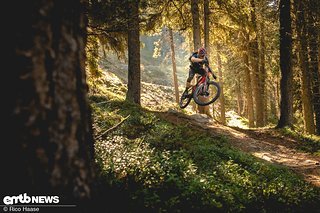 Sämtliche Kanten auf dem Trail wurden von unseren Testern dafür genutzt, um durch die Luft zu segeln