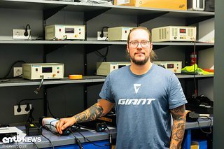 Daniel aus dem Giant-Service-Team betreut das Energy-Pack-Service-Center kurz EPSC.