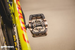 Elmar steht auf das V-Twin-Pedal von DMR