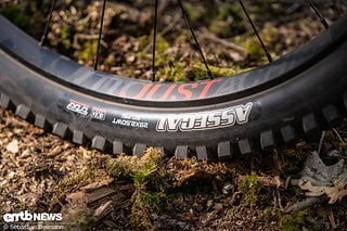 Die Moustache-eigenen Felgen harmonieren perfekt mit den Maxxis Assegai-Reifen und garantieren mächtig Grip