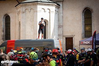 Stefano, Thok-Geschäftsführer, sorgt für Stimmung und dafür, dass gleich alle fertig für den ersten Ride des Tages sind