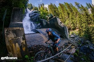 Etwas technisch geht es vorbei an den Liaisons Wasserfällen