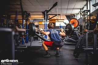 Am tiefstmöglichen Punkt stoppen und mit einem kräftigen Ausatmen die Gegenbewegung nach oben einleiten.