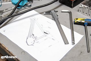 Alles beginnt mit einer Zeichnung aus dem CAD System und einer gelaserten Schablone , die die Geometrie auf die Rahmenlehre überträgt. Es bedarf viel Erfahrung um den Schweißverzug des Rahmens im vorhinein abzuschätzen und die Lehre entsprechend einz