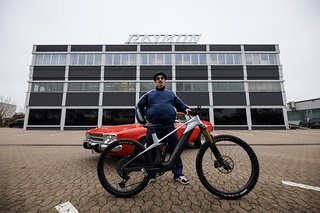 Uncle Ray ist 2025 und 2026 auf den E-Bikes von Raymon aus Schweinfurt unterwegs.