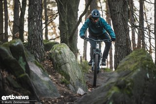 Die softe Rahmenauslegung und das traktionsstarke Fahrwerk stellen dem Bike in ruppigem Geläuf viel Komfort zur Seite
