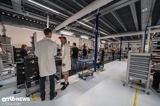 Sind alle Einzelkomponenten wie Gehäuse, Elektronik, Rotor, Stator mit Lagern und Zahnrädern sowie die Abtriebswelle vorbereitet, geht es in die Endmontage