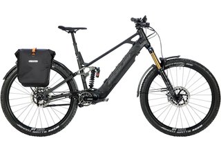 Das Nicolai S16 MGU EXP ist ab 12.099 € verfügbar, kommt mit Pinion-MGU-Motorsystem und Allround-Ausstattung.