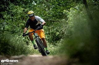 Das Stevens-E-MTB lässt sich auf dem Trail gut in Position drücken.