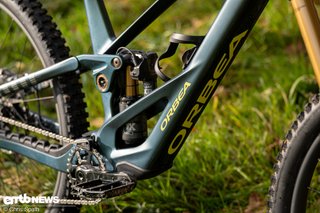 Voll vernetzt – Sattelstütze, Dämpfer, Schaltung – alles hängt am Hauptakku und greift auf Daten der anderen Systeme zu.